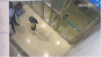 教科書(shū)式自救！小女孩走丟，竟用ATM機(jī)的世邦緊急對(duì)講求助