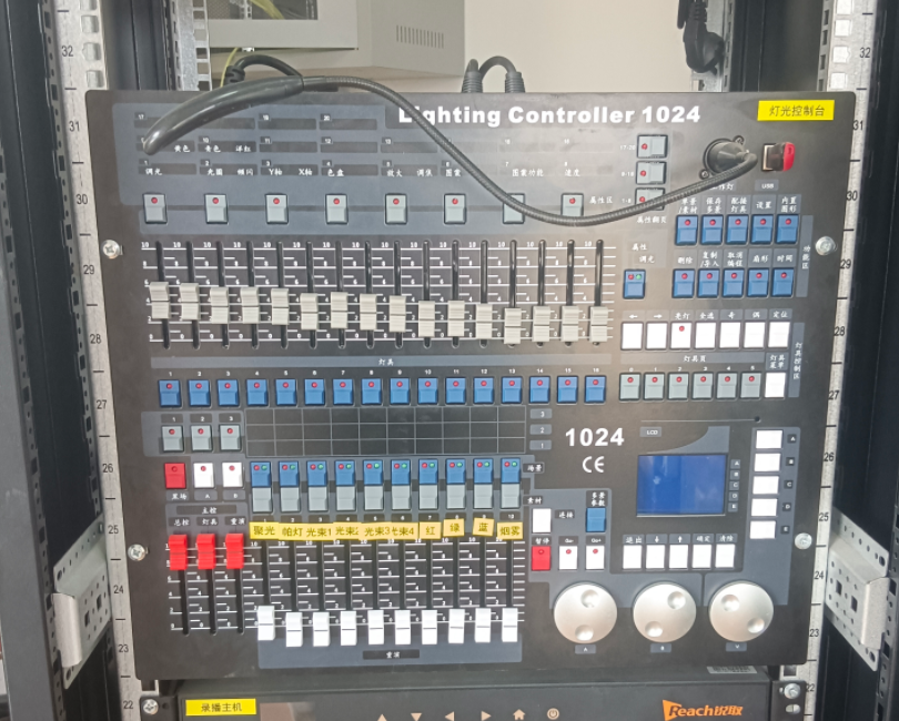 機(jī)房控制臺(tái)與人機(jī)交互體驗(yàn)——將復(fù)雜科技化繁為簡(jiǎn)